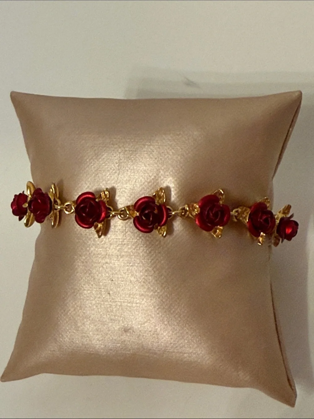 DANBURY MINT SIGNED VINTAGE BRACELET GOLD PLATE DOZEN RED ENAMEL ROSES 7.5”